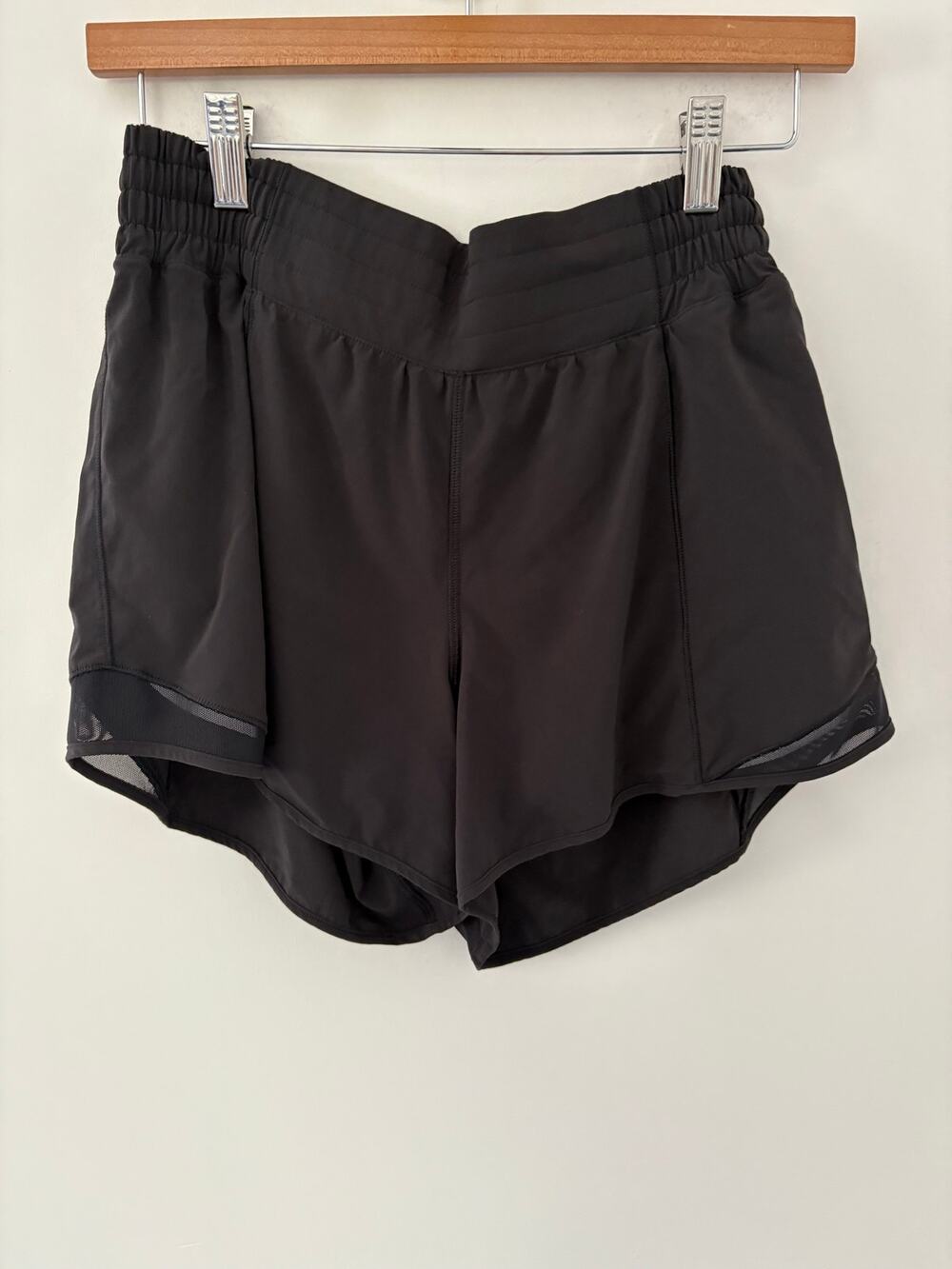 Lululemon Hotty Hot Shorts Size 8 - Picture 1 of 3